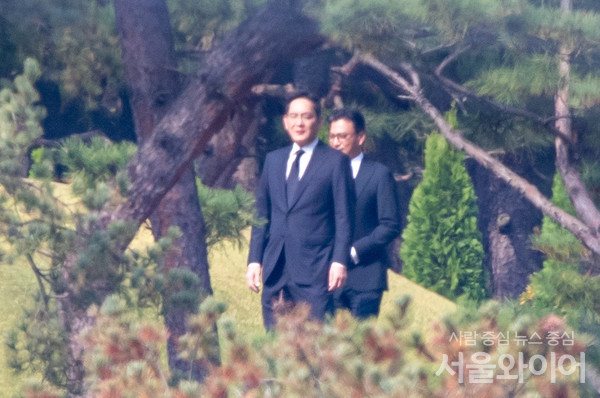25일 경기도 수원 소재 선영에서 열린 고 이건희 삼성 선대회장 3주기 추도식에 참석한 이재용 삼성전자 회장(왼쪽), 김재열 삼성 글로벌리서치 사장. 사진=이태구 기자
