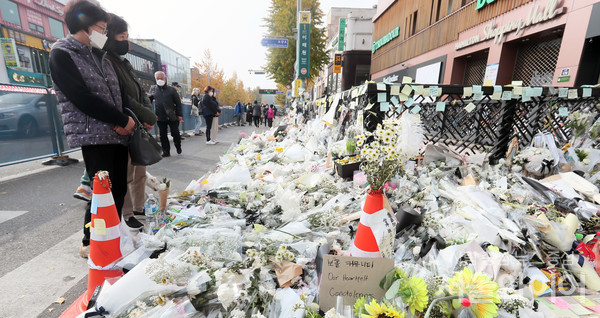 이태원역 1번출구 추모공간을 찾은 시민들이 추모를 하고 있다.