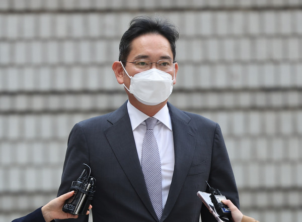 이재용 삼성전자 회장이 27일 오전 서초구 서울중앙지방법원에서 열린 ‘회계부정·부당합병‘ 관련 1심 속행 공판에 출석하고 있다. 사진=연합뉴스 제공