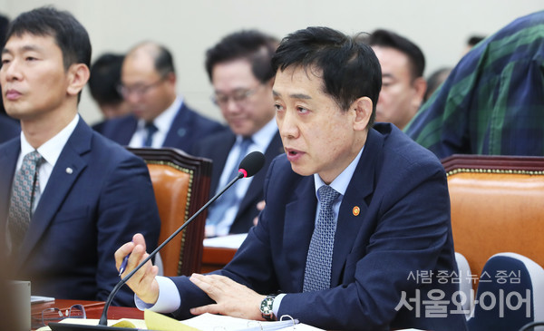 김주현 금융위원장이 종합감사에 참석,  의원 질의에 답하고 있다.