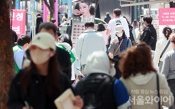 서울 마포구 홍대 인근을 찾은 시민들이 거리를 이동하고 있다.