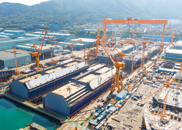 한화오션 거제사업장 1도크에서 대표 고부가 선박으로 꼽히는 액화천연가스(LNG)운반선 4척이 동시 건조되고 있다. 사진=한화오션 제공