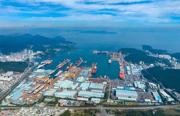 여의도 면적 1.5배(490만㎡, 150만평)에 이르는 한화오션 거제사업장 곳곳은 앞으로 기존 ‘사람’과 ‘경험’ 중심의 생산에서 벗어나 ‘데이터’와 ‘로봇’ 기반의 디지털 및 자동화 방식 비중이 높아질 전망이다. 사진=한화오션 제공