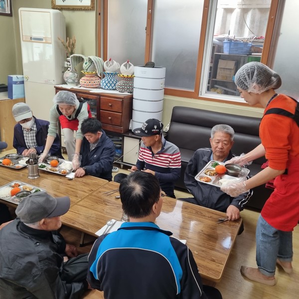 지난 26일 제주 아라종합사회복지관 경로식당에서 제주국제자유도시개발센터 드림나눔봉사단원들이 배식 봉사활동을 하는 모습. 사진=제주국제자유도시개발센터 제공