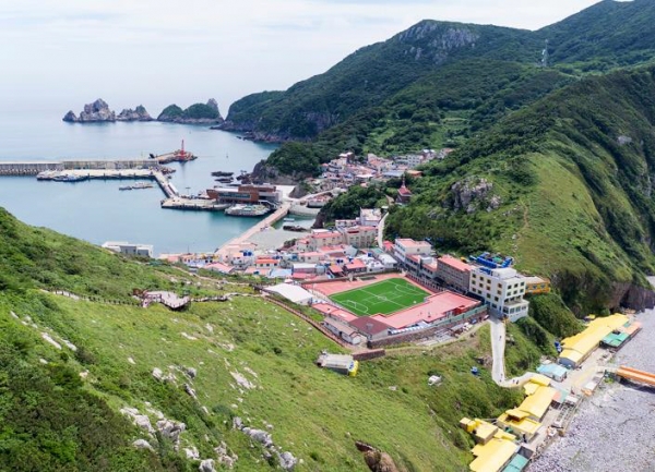 전남 신안군이 폐교 위기에 놓인 홍도분교를 살리기 위해 내놓은 지원책과 관련 전국 학부모들의 문의가 지속되고 있다. 사진=연합뉴스