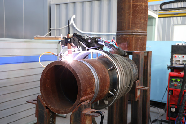 한화오션이 지난 27일 거제사업장 언론 초청 행사에서 선보인 오비탈 GTAW 용접장치. 사진=한화오션 제공