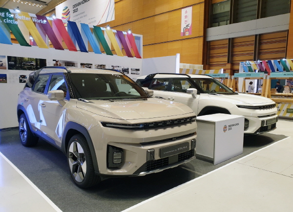 KG모빌리티의 '디자인코리아 2023' 박람회 부스에 토레스 EVX가 전시돼 있다. 사진=KG모빌리티 제공