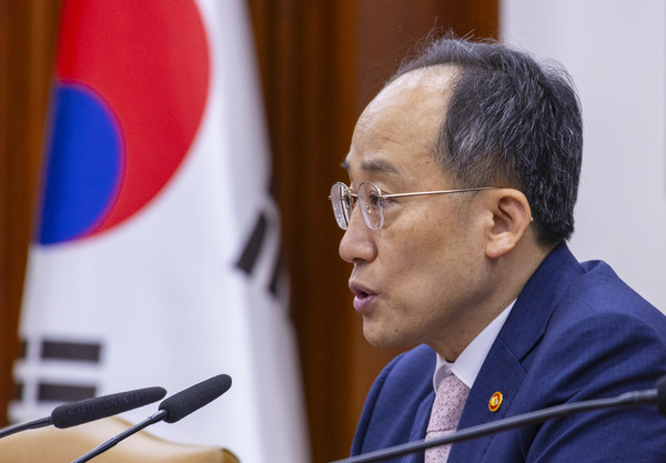 2일 오전 서울 종로구 정부서울청사에서 열린 비상 경제장관회의 겸 물가 관계 장관회의에서 추경호 부총리 겸 기획재정부 장관이 물가 안정화 대책 등에 대해서 발표하고 있다. 사진=연합뉴스 