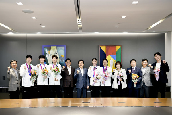 삼성생명 스포츠단 선수들이 2일 오전 서초사옥 삼성생명 본사에서 열린 축하행사에 참석해 기념촬영을 하고 있다. (사진=삼성생명)