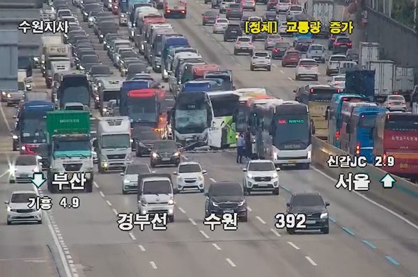 경부고속도로 신갈JC 인근 버스 5중 추돌사고 현장. 사진=경기도소방재난본부 제공