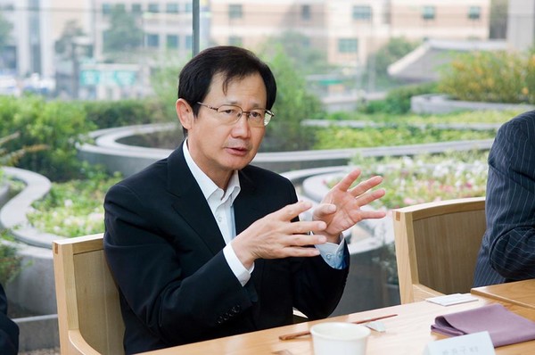 박찬구 금호석유화학그룹 명예회장이 올해 5월 회장직에서 물러난다고 밝힌 지 6개월만에 경영 일선에 다시 복귀했다. 이번 복귀에 대해 대내외 평가는 엇갈리고 있으며, 여론의 반응은 차갑다. 사진=금호석유화학 제공