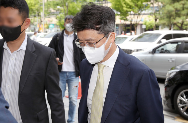 박현종 bhc그룹 회장이 지난해 6월 8일 오후 서울 송파구 서울동부지법에서 열린 1심 선고 공판에 출석하고 있다.(사진=연합뉴스)/서울와이어