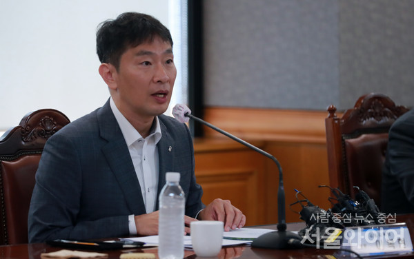 이복현 금융감독원장이 공매도 전면금지 조치 시행 첫 날인 지난 6일 회계법인 최고경영자(CEO)들과 간담회 갖고난 후 기자들과 만나 국내 증시 100여개 이상 종목에서 무차입 공매도가 확인됐다고 밝혔다. 사진=서울와이어 DB 