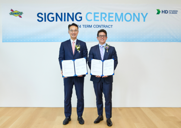 내년 석유제품 장기 계약서명식에 참석한 이승수 HD현대오일뱅크 글로벌사업본부장(왼쪽)과 오스틴 하크니스(Austin Harkness) SUNOCO LP 최고상업책임자가 기념사진을 촬영하고 있다. 사진=HD현대오일뱅크 제공