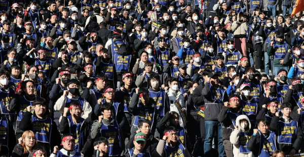 지난 10일 서울 지하철 월드컵경기장역 앞 광장에서 열린 서울교통공사 노조 총파업 2일차 결의대회에서 참석자들이 피켓을 들고 구호를 외치고 있다. 사진=연합뉴스 