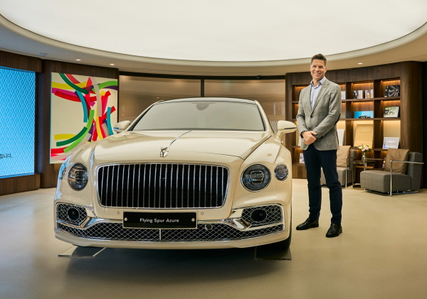 크리스티안 슐릭 벤틀리모터스코리아 총괄상무가 ‘플라잉스퍼’의 국내 2000호 고객 차량 인도식을 직접 진행하고 있다. 사진=벤틀리모터스코리아 제공