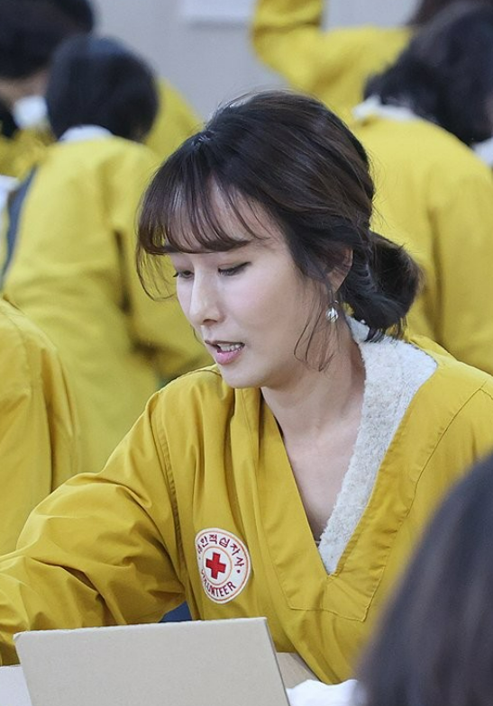 15일 서울 중구 대한적십자사 서울사무소에서 열린 연말 이웃 돕기 적십자 '2023 사랑의 선물' 제작 행사에서 한동훈 법무부 장관의 부인 진은정 변호사가 선물을 포장하고 있다. 사진=연합뉴스