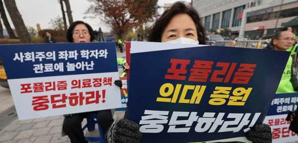15일 서울 용산구 전쟁기념관 앞에서 경기도의사회 악법저지 비상대책위원회 관계자들이 의대증원을 저지하기 위한 반차 휴진 투쟁을 하고 있다. 사진=연합뉴스