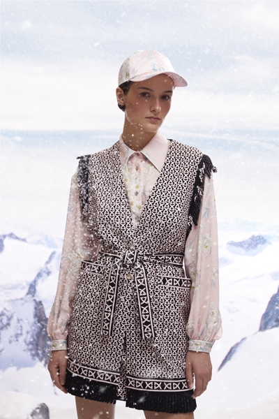 ‘레오나드’는 실크, 캐시미어와 같은 소재에 독창적이고 정교한 핸드 프린트 기술로 다양한 꽃무늬 패턴을 표현해 내는 브랜드다.  사진=LF 제공