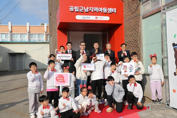 배성우 롯데웰푸드 제과마케팅본부장(맨 뒷줄 왼쪽에서 3번째)과 강종만 영광군 군수(맨 뒷줄 왼쪽에서 4번째) 등 관계자들이 어린이들과 기념사진 촬영을 하고 있다. 사진=롯데웰푸드 제공