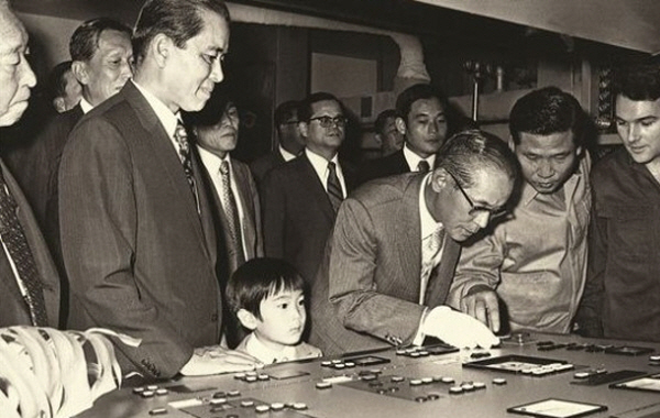 고 이병철 삼성그룹 창업주(오른쪽에서 두 번째)와 손자인 이재용 삼성전자 회장(가운데 어린이)의 1972년 모습. 사진=삼성 제공