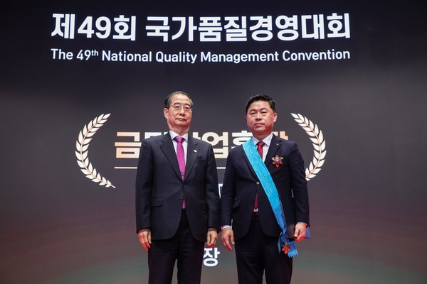 류재철 LG전자 H&A사업본부장 사장이 22일 ‘제 49회 국가품질경영대회’에서 기업인 최고 영예인 금탑산업훈장을 수상했다. (왼쪽부터) 한덕수 국무총리와 류재철 사장이 기념사진을 촬영하고 있다. 사진=LG전자 제공