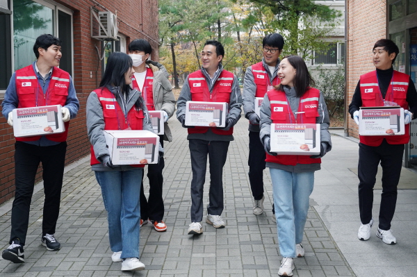 LG전자 자회사 임직원이 강서노인복지관 및 등촌1·4종합복지관 관할 65세 이상 기초생활수급자, 중증장애인 등 총 300세대를 직접 방문해 김치를 전달하고 있다. 사진=LG전자 제공