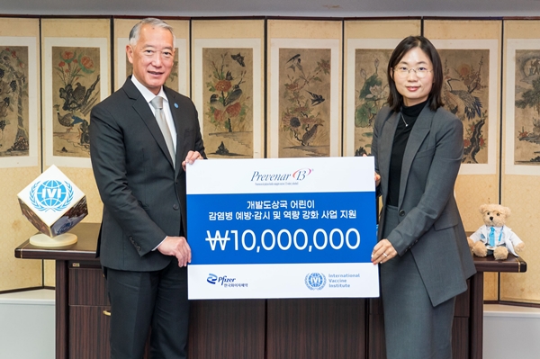 23일 서울 국제백신연구소(IVI)에서 진행된 ‘제 2회 반딧불 기부 캠페인’ 기부금 전달식에서 김희진 한국화이자제약 백신사업부 전무(오른쪽)가 제롬 김 국제백신연구소 사무총장에게 기부금을 전달하고 있다. 사진=한국화이자제약 제공