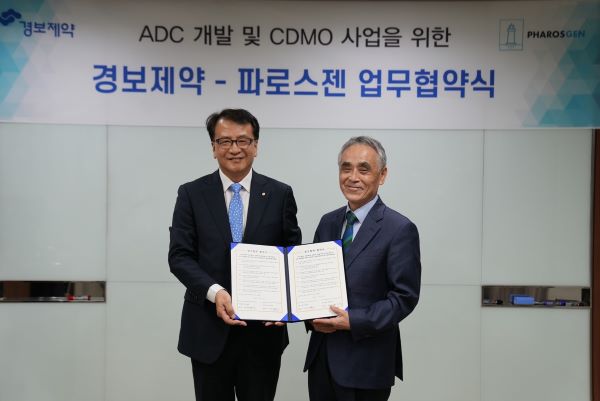 24일 이득원 파로스젠 대표이사(왼쪽)와 김태영 경보제약 대표이사가 업무협약을 맺고 기념촬영을 하고 있다. (사진=대신파이낸셜그룹 제공)