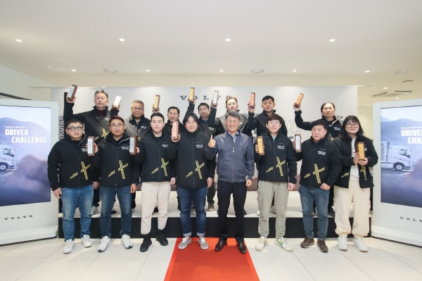 볼보트럭코리아가 개최한 연비왕대회우승자와 박강석 대표(앞줄 왼쪽에서 네 번째)가 기념사진을 촬영하고 있다. 사진=볼보트럭코리아 제공