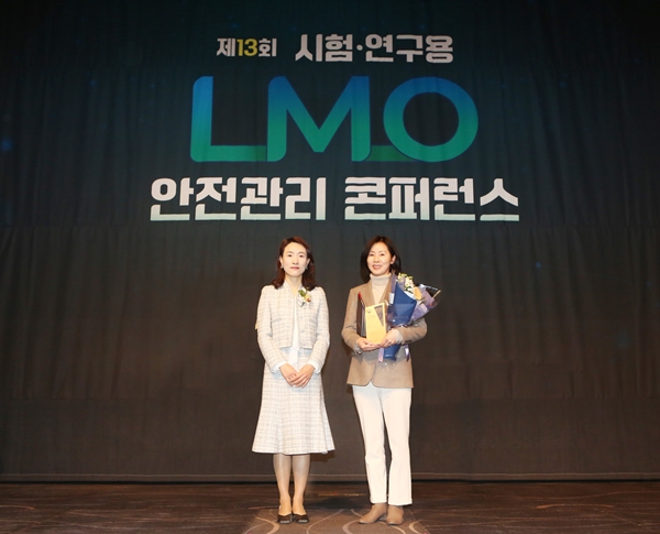 24일 서울 서초구 양재 엘타워에서 김경아 삼성바이오에피스 개발본부장(오른쪽)이 김영혜 과학기술정보통신부 첨단바이오기술 과장과 시상식을 마치고 기념사진을 촬영하고 있다. 사진=삼성바이오에피스 제공