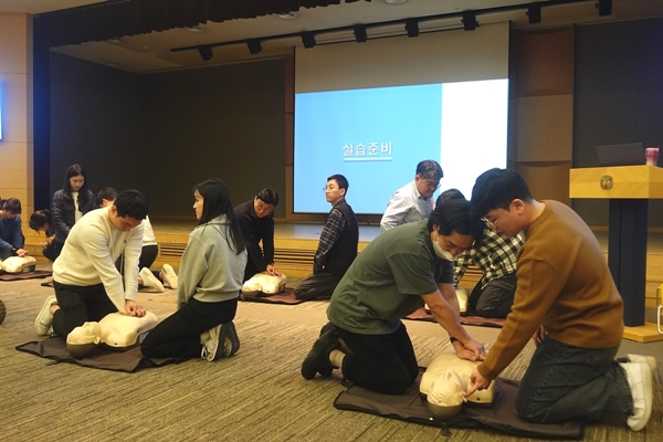 27일 동아제약 본사 대강당에서 진행한 중대재해 대응 모의훈련에서 동아제약 임직원들이 심폐소생술(CPR) 교육에 참여하는 모습. 사진=동아제약 제공