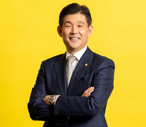 함영준 오뚜기 회장이 사돈인 김경호 LG전자 부사장을 전격 영입했다. 글로벌사업본부장을 맡게된 그는 해외시장 확대 등을 진두지휘하게 됐다. 사진=오뚜기 제공 