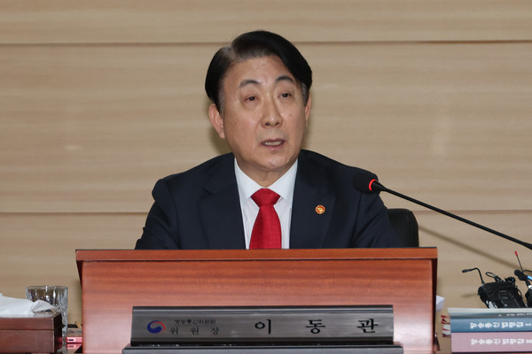 이동관 방송통신위원장이 지난 29일 오후 정부과천청사 방통위 회의실에서 열린 2023년 제44차 회의를 주재하고 있다. 사진=연합뉴스 제공