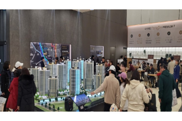 오산세교 파라곤 견본주택에는 이른 시간부터 긴 대기 줄이 형성되는 등 인파가 몰렸다. 사진=라인건설 제공
