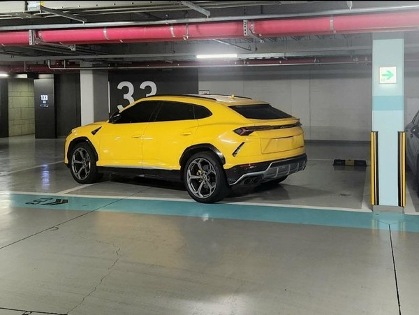 주차 구역 3칸을 차지한 람보르기니 우루스 차량의 모습.(출처=보배드림)