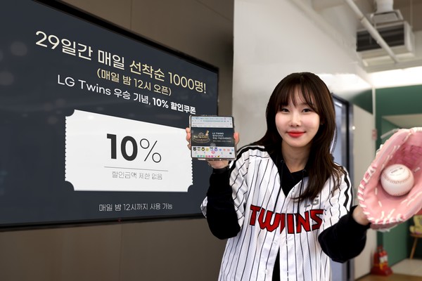 LG유플러스 직원이 ‘U+콕’ 이벤트를 소개하는 모습.(사진=LG유플러스)