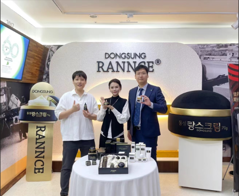 5일 나원균 동성제약 국제전략실 실장(맨 오른쪽)이 류멍 중국 라이멍터 수출입 유한회사 CEO, 진나 마케팅 총괄CMO과 기념사진을 촬영하고 있다. (사진=동성제약)/서울와이어