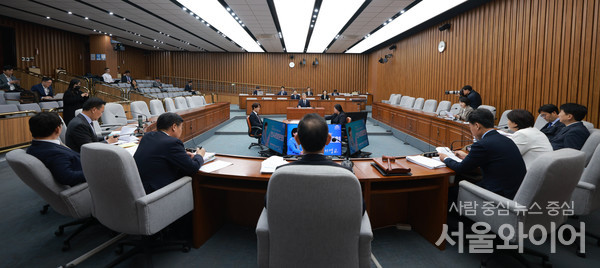 조희대 대법원장 후보자 인사청문회가 국회에서 열리고 있다.