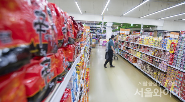 6일 업계에 따르면 GS리테일이 운영하는 편의점 GS25 PB 용기면의 최근 5년간 누적 해외 수출액이 230만달러(약 30억원)를 돌파했다. 사진=서울와이어 DB