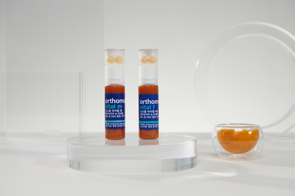 동아제약에서 새롭게 출시한 ‘오쏘몰 바이탈m(남성)’, ‘오쏘몰 바이탈f(여성)’는 동아제약의 건강기능식품으로 오쏘몰 바이탈 m과 f은 남녀 생리학적 특성을 고려해 과학적으로 성분을 배합한 제품이다. 사진=동아제약 제공