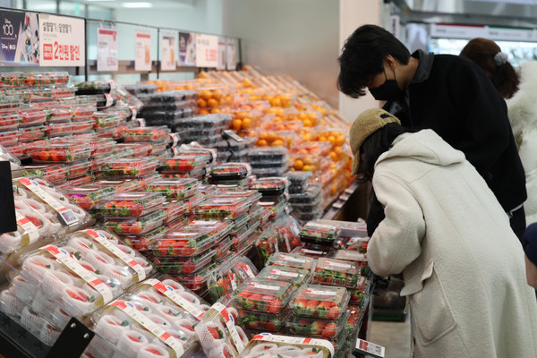 서울 한 대형마트 신선코너에 진열된 딸기와 귤. 사진=연합뉴스 제공