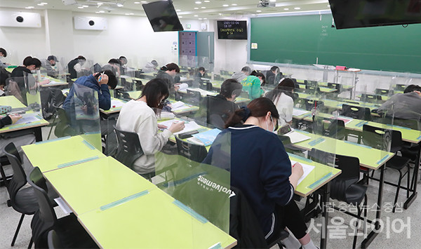 수험생들을 대상으로 부당한 표시·광고 행위를 감행한 대학입시학원과 출판사가 과징금을 부여받게 됐다. 사진=서울와이어 DB