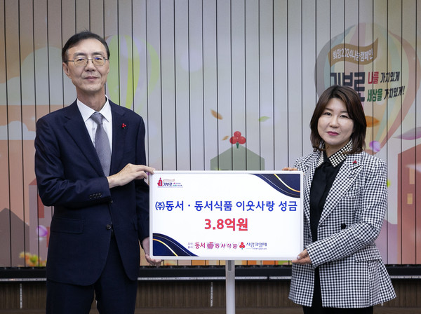 12일 서울 중구 사회복지공동모금회에서 열린 성금 기탁식에서 최상인 동서식품 홍보상무(왼쪽)와, 김경희 사회복지공동모금회 사회공헌본부장이  기념촬영을 하고 있다. 사진=동서식품 제공