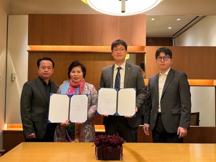 12일 체결식에 동성제약 나원균 실장(왼쪽에서 세 번째)이 레 티 저우 동남제약 회장과 기념사진 촬영을 하고 있다. (사진=동성제약)/서울와이어