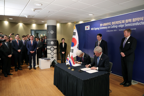 경계현 삼성전자 사장과 피터 베닝크 ASML 최고경영자(CEO)가 13일 네덜란드 벨트호벤 소재 ASML 본사에서 차세대 반도체 제조기술 R&D센터 설립 양해각서(MOU)를 체결하고 있다. 이 체결식에는 네덜란드를 국빈 방문 중인 윤석열 대통령과 빌럼-알렉산더르 네덜란드 국왕, 이재용 삼성전자 회장, 최태원 SK 회장도 배석했다. 사진=연합뉴스
