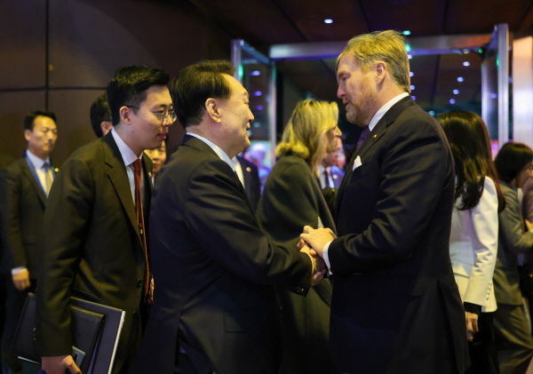 윤석열 대통령과 빌럼-알렉산더르 네덜란드 국왕이 암스테르담 시내 공연장에서 열린 답례 문화 공연에서 인사하고 있다. 사진=연합뉴스