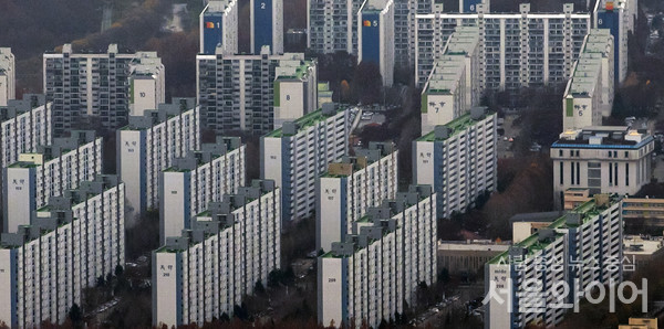 서울을 포함한 전국 집값이 내림세로 접어들며 2차 하락세가 시작될 가능성이 높아지고 있다. 사진=이태구 기자
