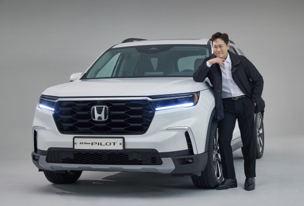 배우 송진우가 혼다의 올 뉴 파일럿과 함께 기념사진을 촬영하고 있다. 사진=혼다코리아 제공
