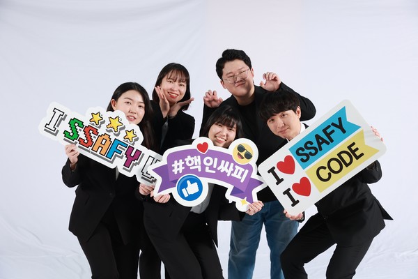 삼성이 국내 정보통신(IT) 생태계 저변을 확대하고 청년 취업 경쟁력을 높이기 위해 시작한 CSR 프로그램인 ‘삼성청년SW아카데미’(SSAFY) 수료자가 5년 만에 누적 5000명을 넘어섰다. SSAFY 서울 캠퍼스 9기 교육생들이 수료식을 앞두고 기념 촬영을 하고 있다. 사진=삼성전자 제공